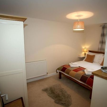 Lovely Two Bedroom Bungalow With Hot Tub Yeovil Exterior photo