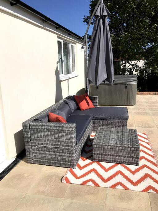 Lovely Two Bedroom Bungalow With Hot Tub Yeovil Exterior photo