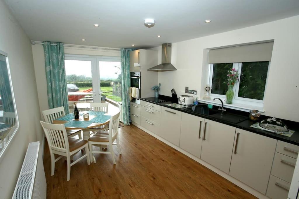 Lovely Two Bedroom Bungalow With Hot Tub Yeovil Exterior photo