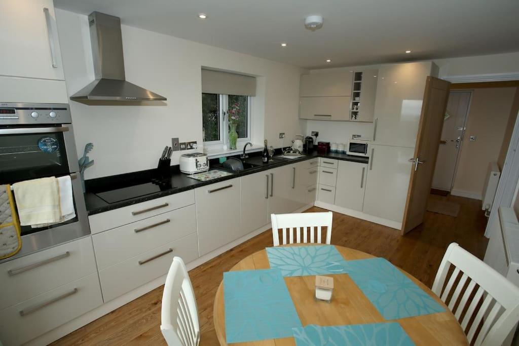 Lovely Two Bedroom Bungalow With Hot Tub Yeovil Exterior photo